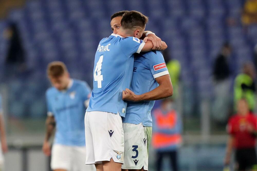 Luiz Felipe u zagrljaju sa Patrikom nakon meča sa Interom, Foto: twitter.com/OfficialSSLazio