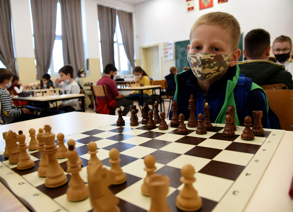 <p>“Za takmičenje se prijavilo 69 đaka škole. Imamo i Školu šaha, a koju pohađa 80 učenika”, kazao je Đukić.</p>  <div contenteditable="false" tabindex="-1"> </div>