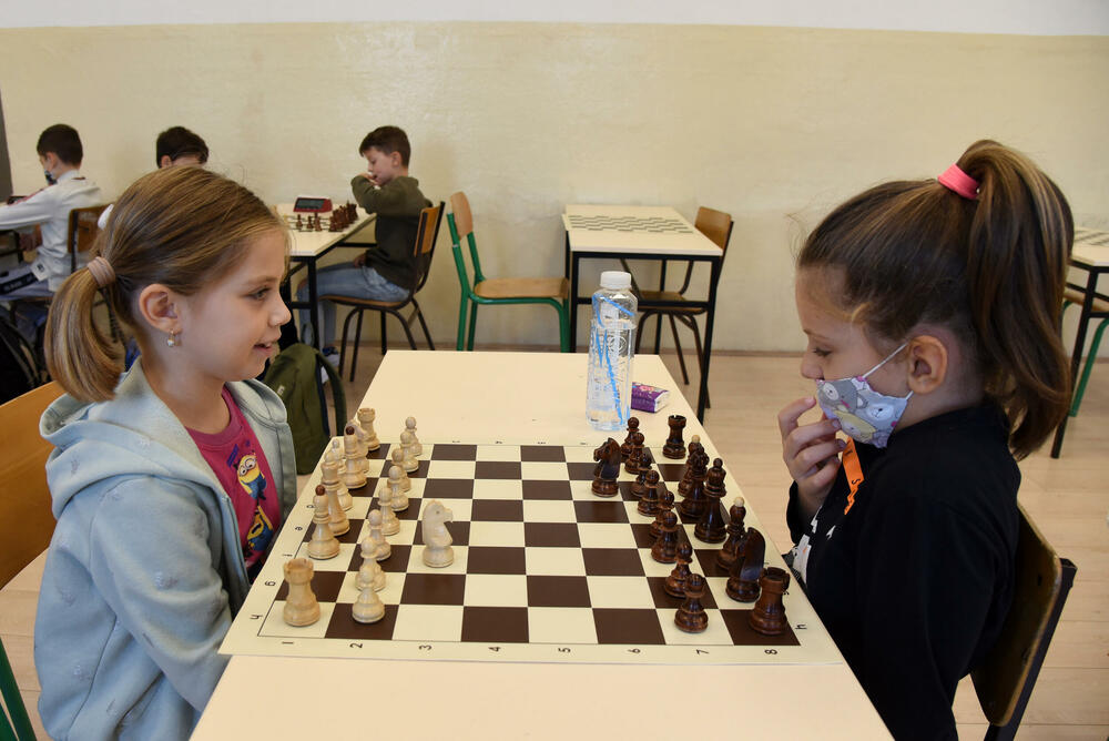 <p>“Za takmičenje se prijavilo 69 đaka škole. Imamo i Školu šaha, a koju pohađa 80 učenika”, kazao je Đukić.</p>  <div contenteditable="false" tabindex="-1"> </div>