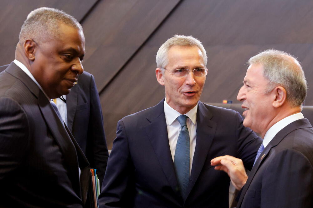 Stoltenberg sa ministrima odbrane SAD i Turske, Lilojdom Ostinom i Hulusijem Akarom, juče u Briselu, Foto: Rojters