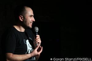 Ne povlađujem publici, ali uspijevam da ih nasmijem