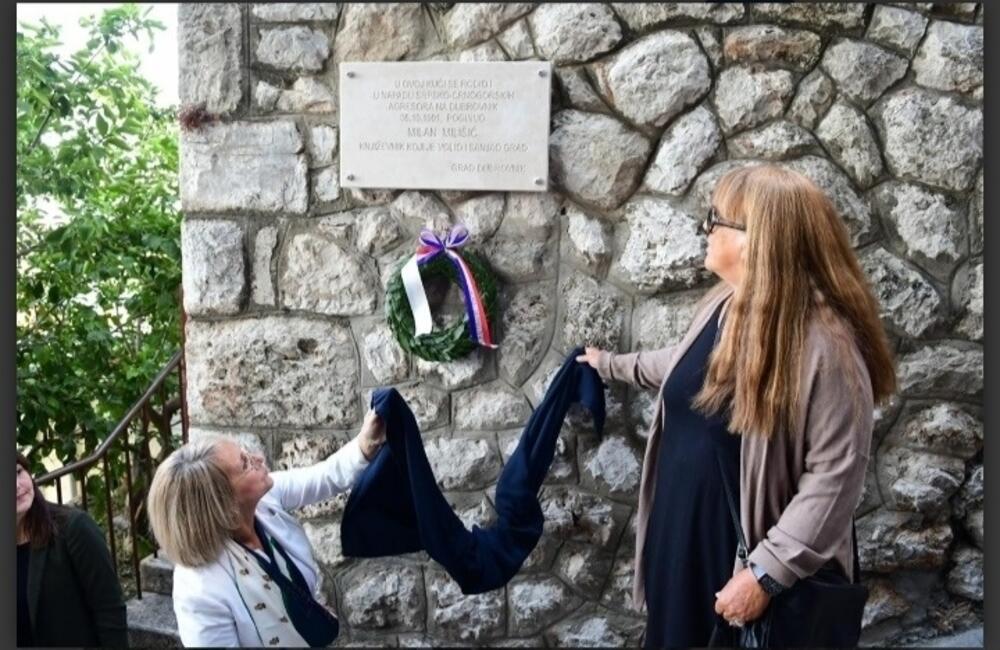 Zamjenica gradonačelnika Jelka Tepšić i Milišićeva supruga Jelena Trpković otvaraju spomen ploču