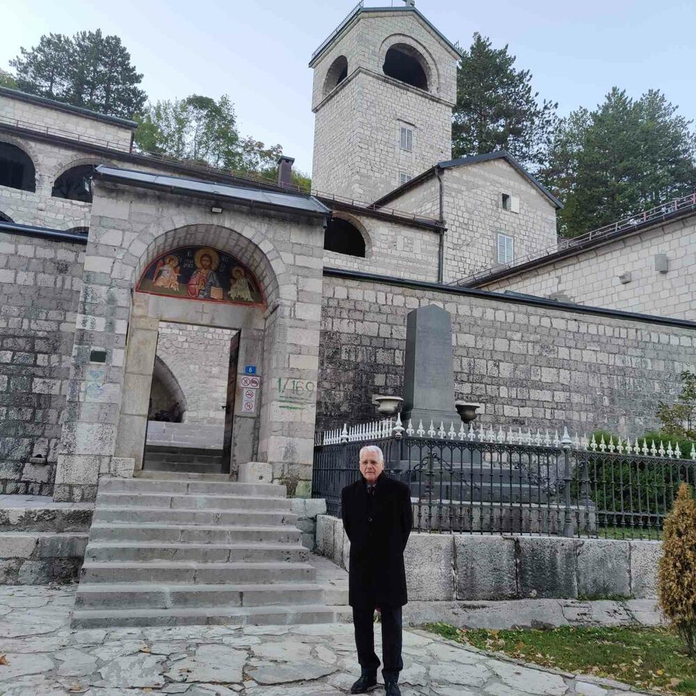 Pantić pred Cetinjskim manastirom