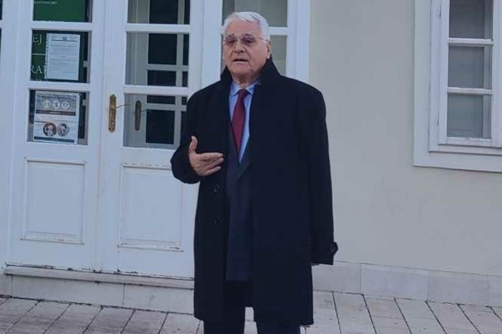 Pantić pred nekadašnjom Srpskom ambasadom na Cetinju, Foto: Privatna arhiva