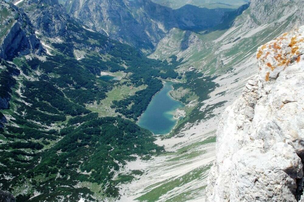 Pogled sa Bobotovog Kuka na Škrčka jezera i klisuru Sušice u daljini, Foto: Jasna Gajević