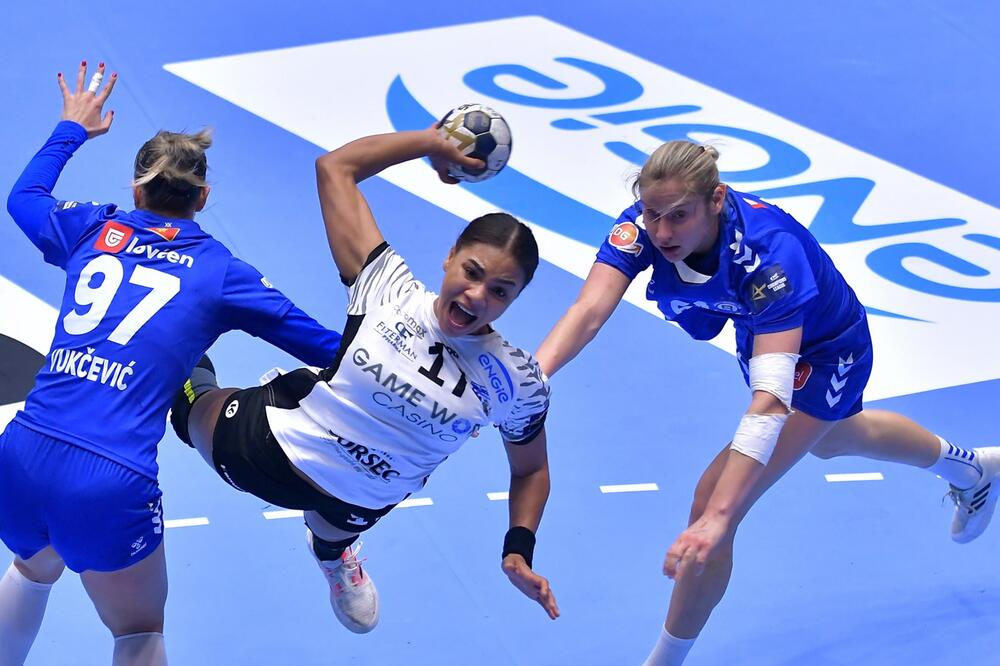 Elizabet Omoregi šutira između Nikoline Vukčević i Valerije Maslove, Foto: EHF