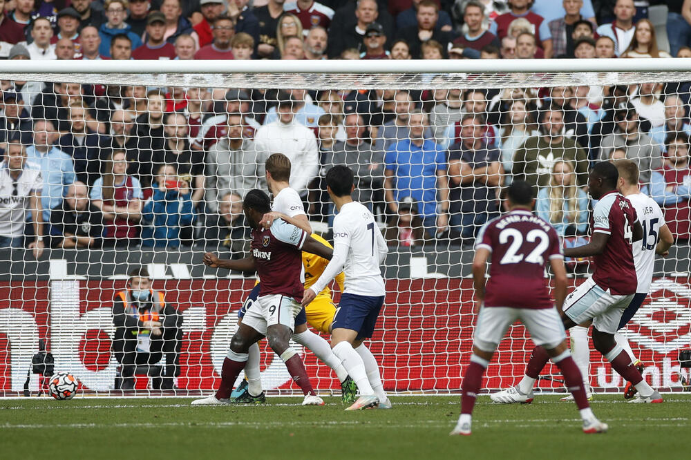 Antonio postiže gol za pobjedu u derbiju, Foto: REUTERS