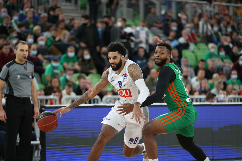 Denis Džerom Sili prodire pored Džejkoba Pulena, Foto: Aleš Fevzer/Cedevita Olimija