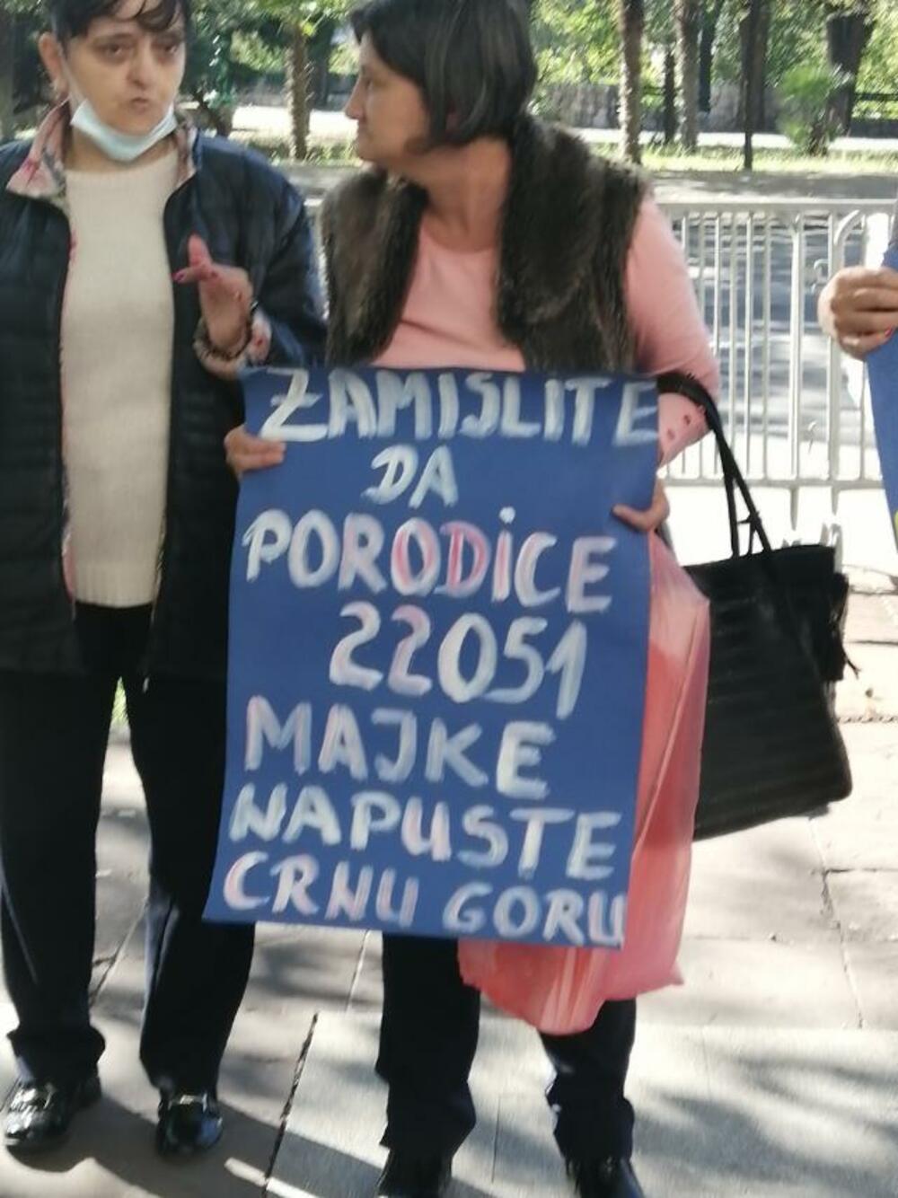 <p>Savković je apelovala na sve koji su ih podržavali da ne dozvole da se ponovo, nakon četiri godine, okupljaju</p>  <div contenteditable="false" tabindex="-1"> </div>