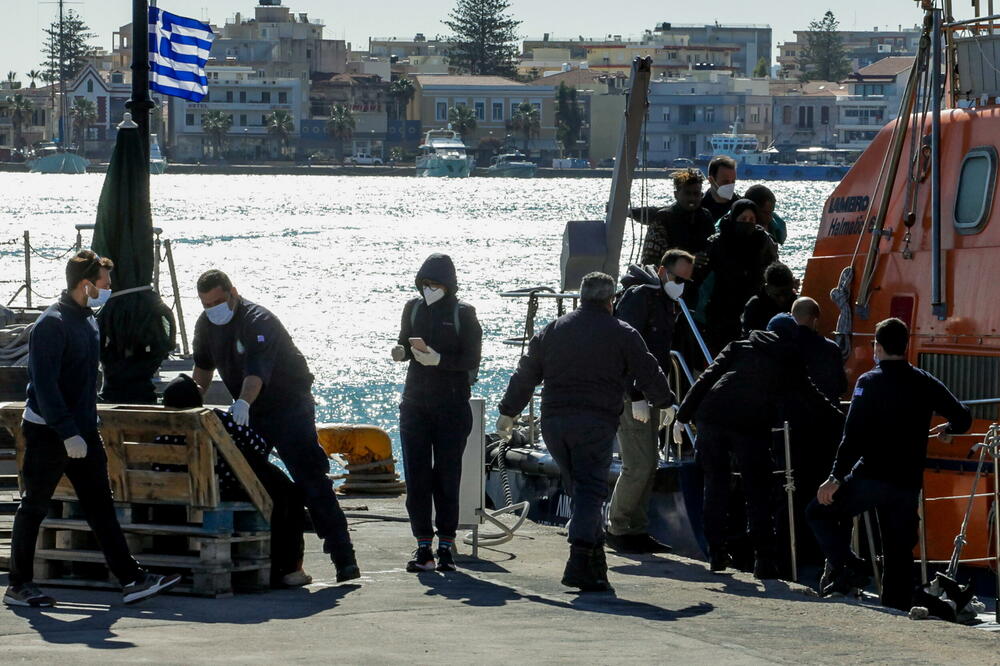 Grčka obalska straža i spašeni migranti, Foto: Reuters