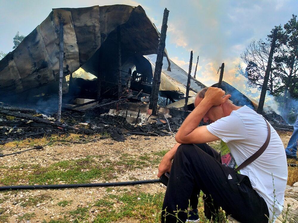 <p>Ističe da mu je drago što su sudski vještaci utvrdili da je požar nastao zbog udara groma i da niko "fizički nije odgovaran" za to</p>