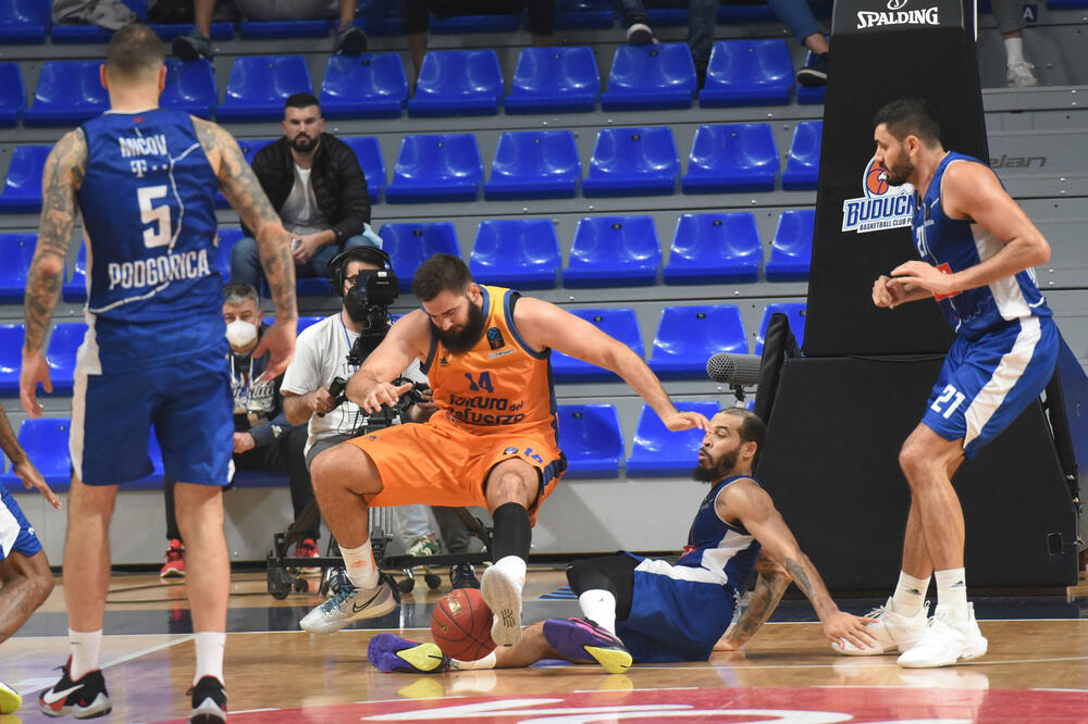 Trenutak odluke: Džastin Kobs krade loptu Bojanu Dubljevića, Foto: Savo Prelević