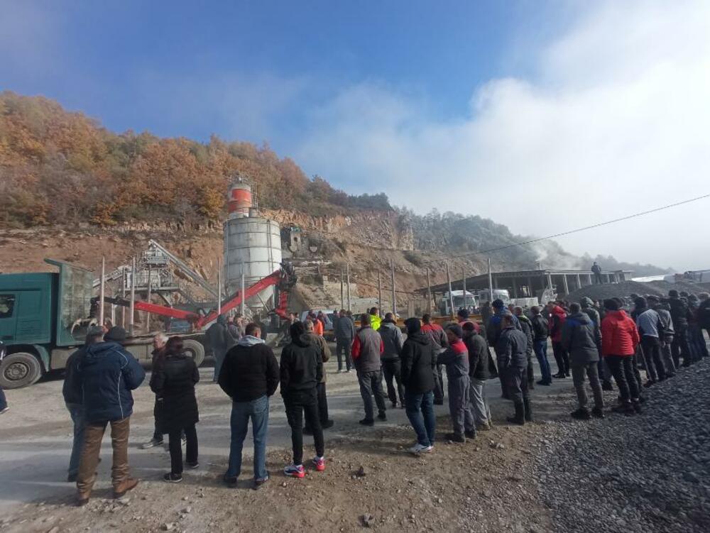 <p>Oko betonjerke je parkirano više putničkih i teretnih vozila</p>