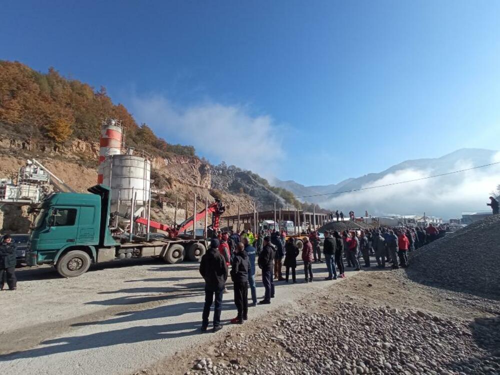 <p>Oko betonjerke je parkirano više putničkih i teretnih vozila</p>