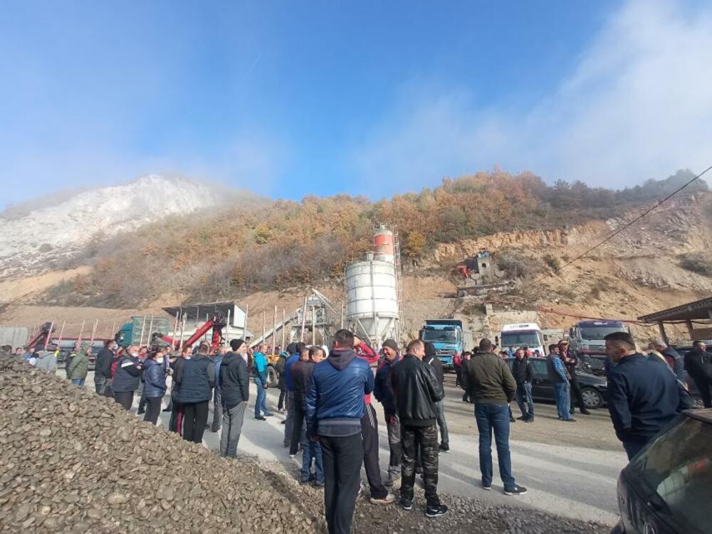 <p>Oko betonjerke je parkirano više putničkih i teretnih vozila</p>