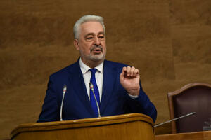 Vijesti u pola sedam: Reakcije na najavu premijera da razmišlja o...