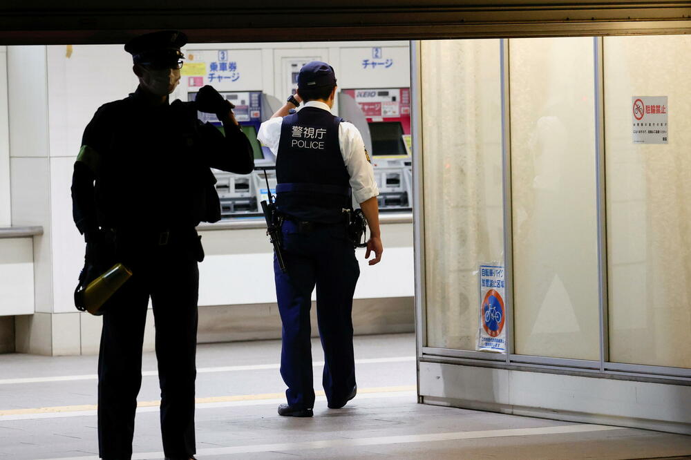 Policajac ulazi na stanicu u Tokiju, Foto: Reuters