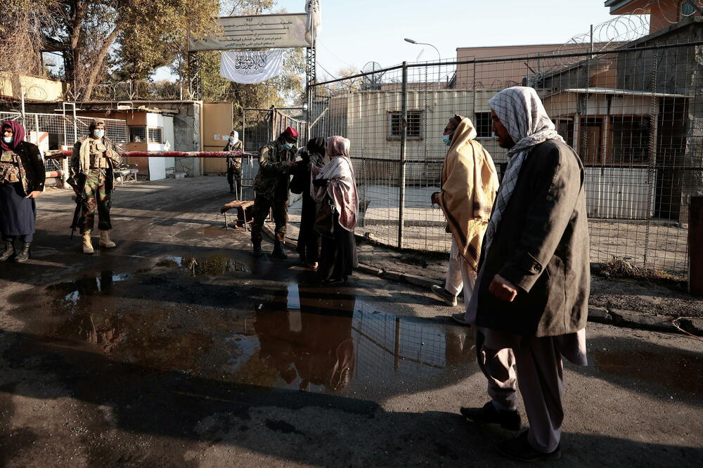 Talibani juče ispred bolnice u Kabulu, Foto: Reuters