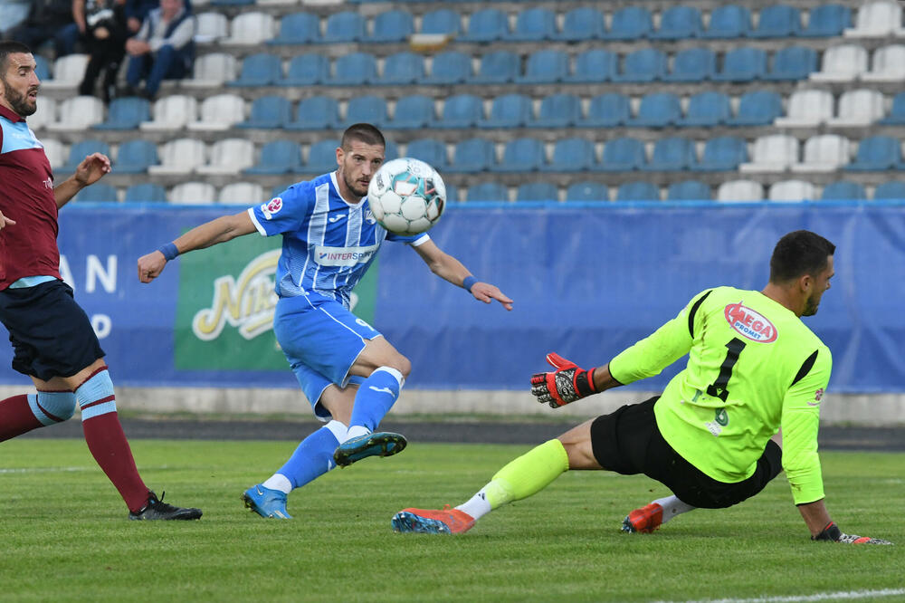 Nikač u duelu sa odbranom Petrovčana, Foto: Savo Prelević