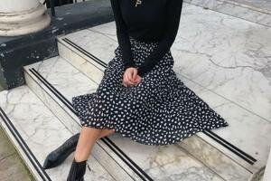 Ako midi haljine ili suknje nosite uz čizme: Poštujte ovo pravilo