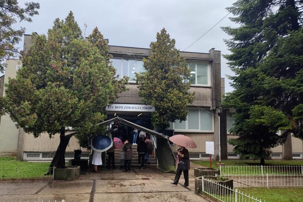 Danas ispred Doma zdravlja, Foto: Svetlana Mandić