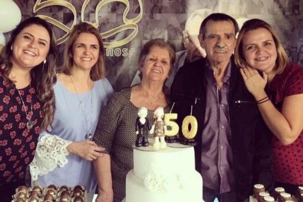 Irena (u sredini) i Norberto (s njene leve strane) proslavili bi 54. godišnjicu braka u maju, Foto: Katia Castilho