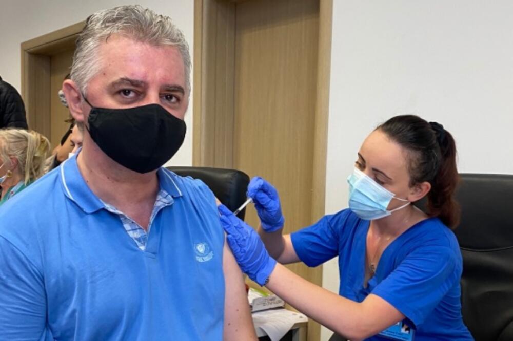Bojović prima vakcinu, Foto: Ministarstvo zdravlja