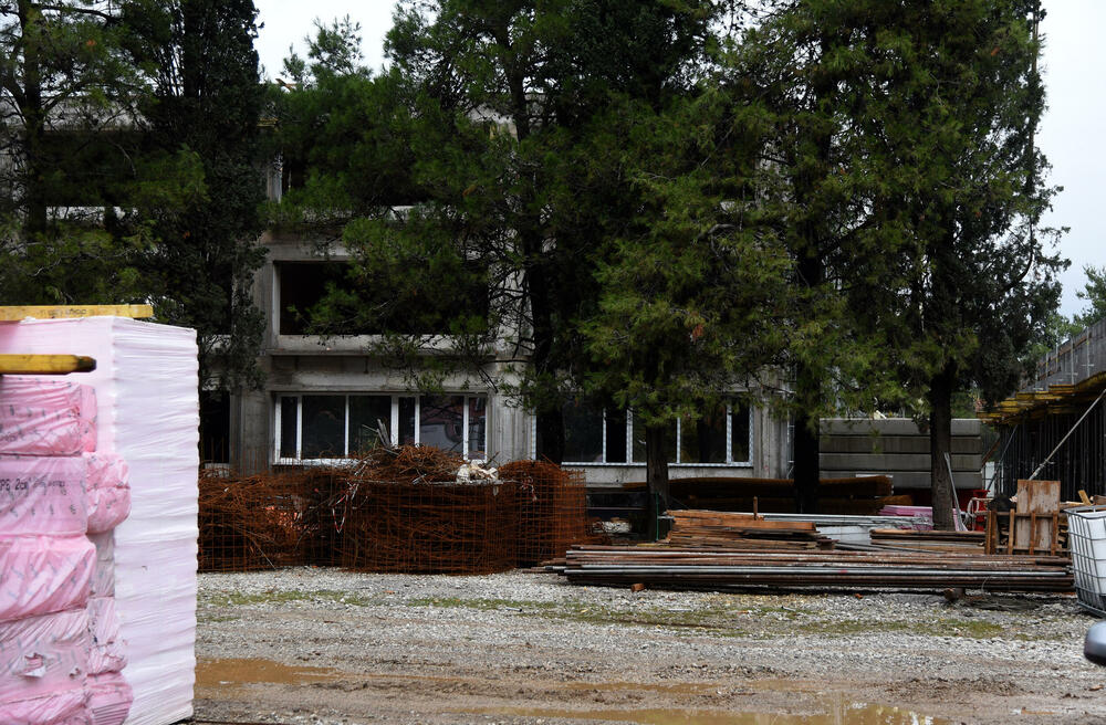 <p>Glavni državni arhitekta Mirko Žižić za “Vijesti” potvrdio da će škola u Maslinama biti rađena na osnovu projekta za novu ustanovu u Tološima</p>