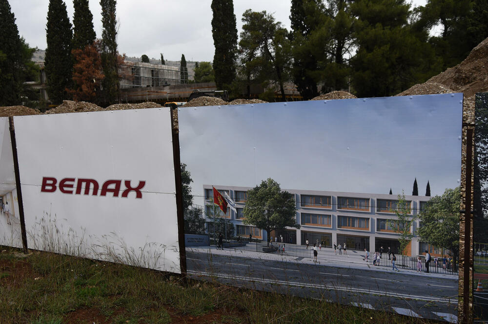 <p>Glavni državni arhitekta Mirko Žižić za “Vijesti” potvrdio da će škola u Maslinama biti rađena na osnovu projekta za novu ustanovu u Tološima</p>