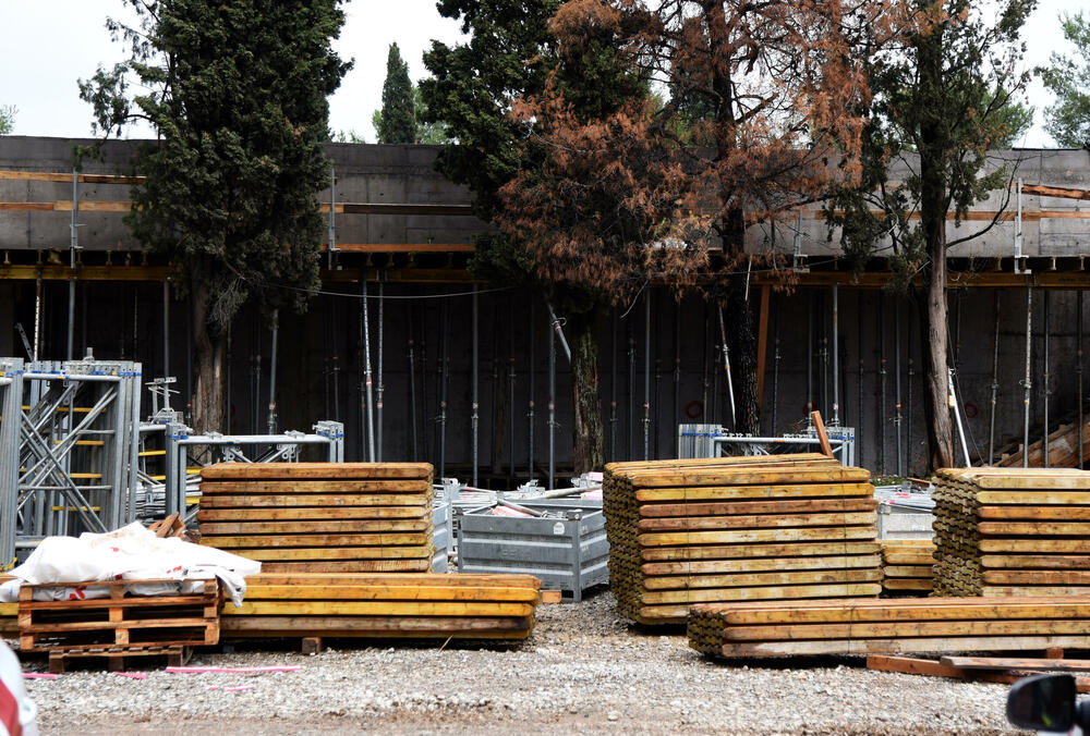 <p>Glavni državni arhitekta Mirko Žižić za “Vijesti” potvrdio da će škola u Maslinama biti rađena na osnovu projekta za novu ustanovu u Tološima</p>
