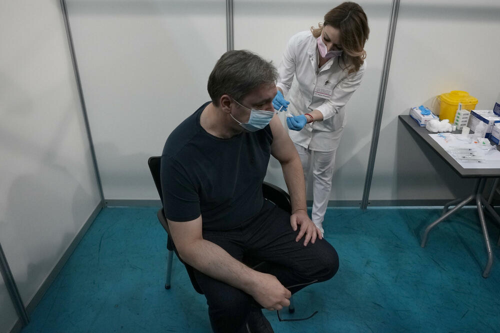 Vučić prima vakcinu, Foto: BETAPHOTO