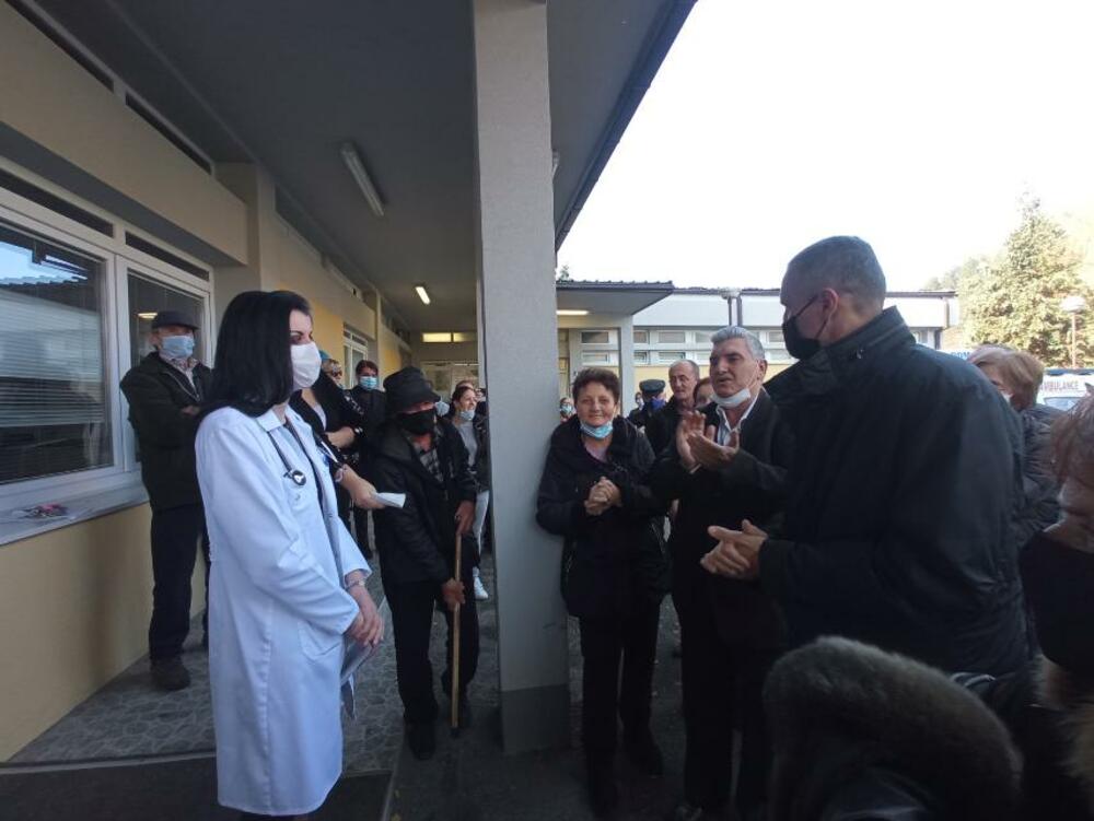 <p>"Tražimo da se ministarka Borovinić Bojović obrati crnogorskoj javnosti i saopšti stvarne razloge smjene, te povuče svoju odluku. Istrajaćemo na zahtjevima i nećemo odustati dok se ne ispune", poručila je u ima okupljenih Milka Šćepanović</p>