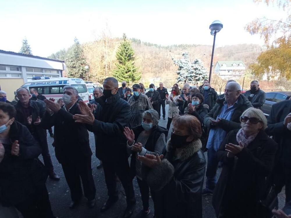 <p>"Tražimo da se ministarka Borovinić Bojović obrati crnogorskoj javnosti i saopšti stvarne razloge smjene, te povuče svoju odluku. Istrajaćemo na zahtjevima i nećemo odustati dok se ne ispune", poručila je u ima okupljenih Milka Šćepanović</p>