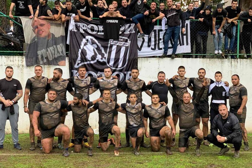 Igrači Partizana sa navijačima, Foto: Ragbi klub Partizan