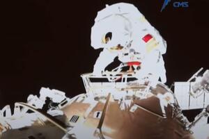 VIDEO Astronauti Džai Džigang i Vang Japing izveli svoju prvu...