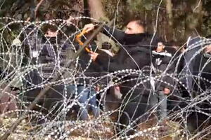 Više stotina migranata iz Bjelorusije krenulo ka poljskoj granici,...