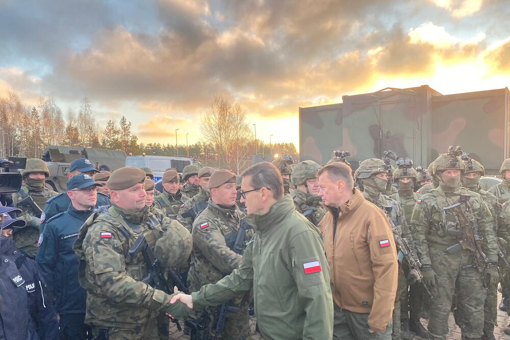 Poljski premijer Mateuš Moravjecki i poljski ministar odbrane Mariuš Blaščak sa poljskim vojnicima na granici s Bjelorusijom, Foto: Reuters