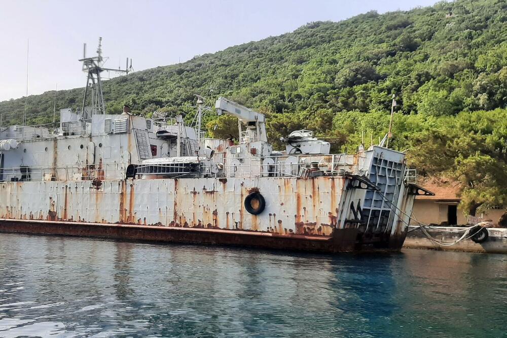 Potpuno uništeni DBM-241 u Boki, Foto: Siniša Luković