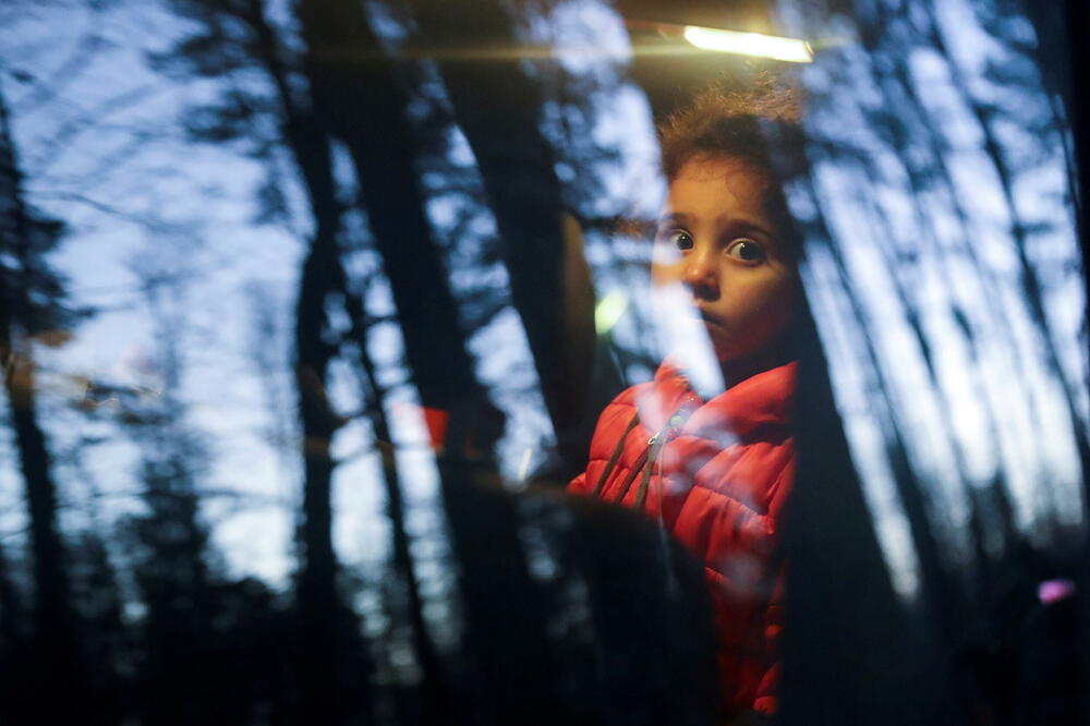 Dijete iz grupe migranata u poljskoj šumi blizu granice sa Bjelorusijom, Foto: KACPER PEMPEL