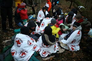 Veliki broj migranata pokušao da probije granicu Poljske sa...