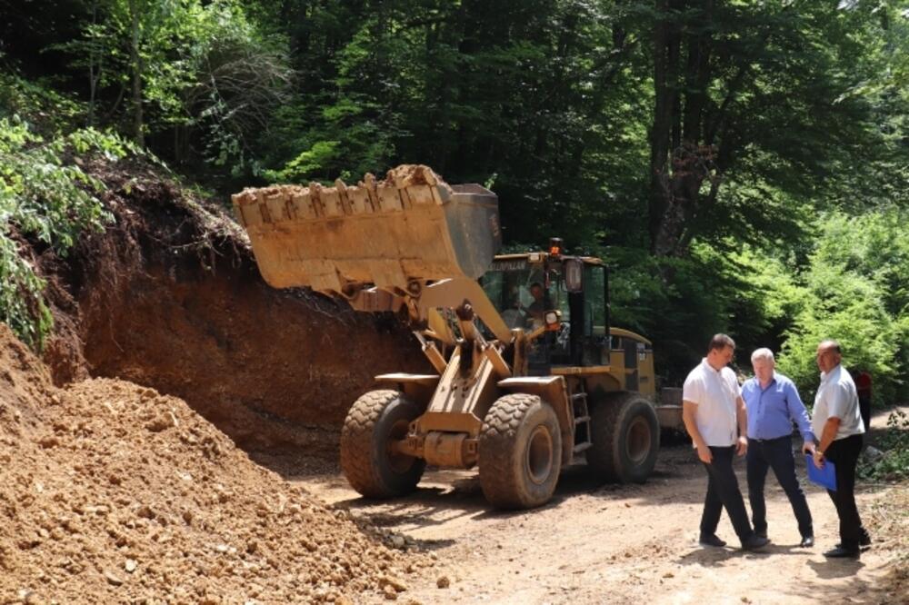 Nasipanje lokalnih puteva, Foto: Opština Pljevlja