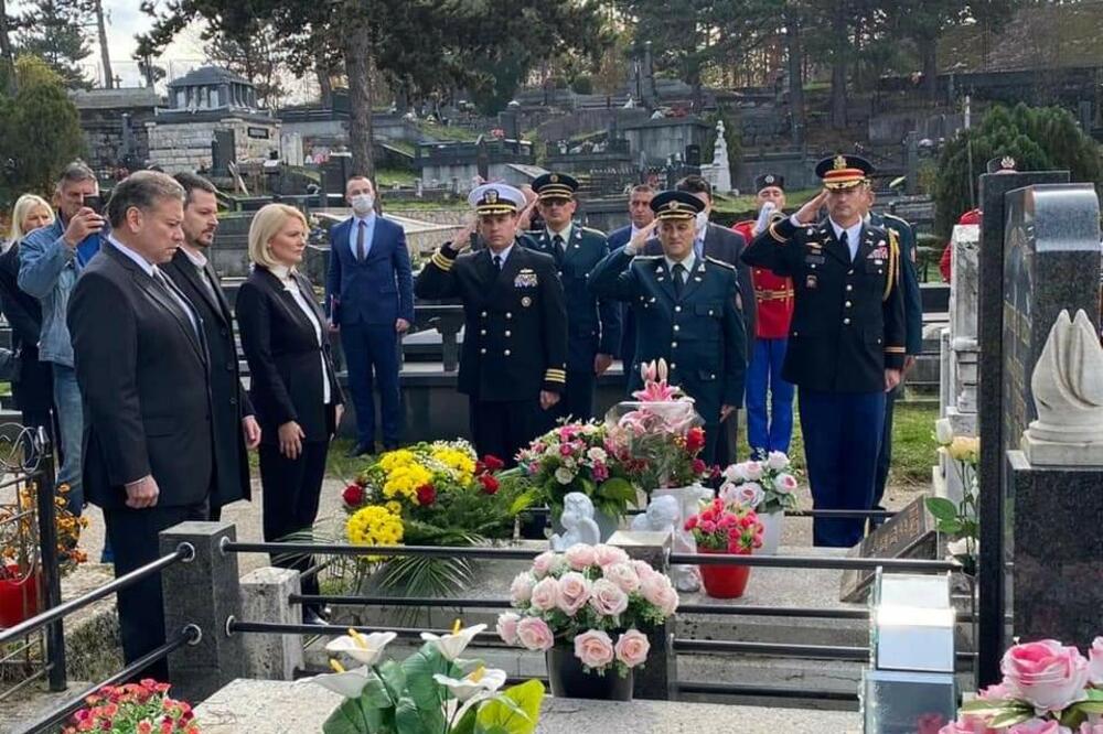 Injac i Eskobar na Gradskom groblju u Nikšiću posjetili grobove Crnogoraca koji su se borili u američkoj vojsci tokom Prvog svjetskog rata, Foto: Ministarstvo odbrane