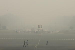 FOTO Alarmantno zagađanje vazduha u Nju Delhiju: Škole se...