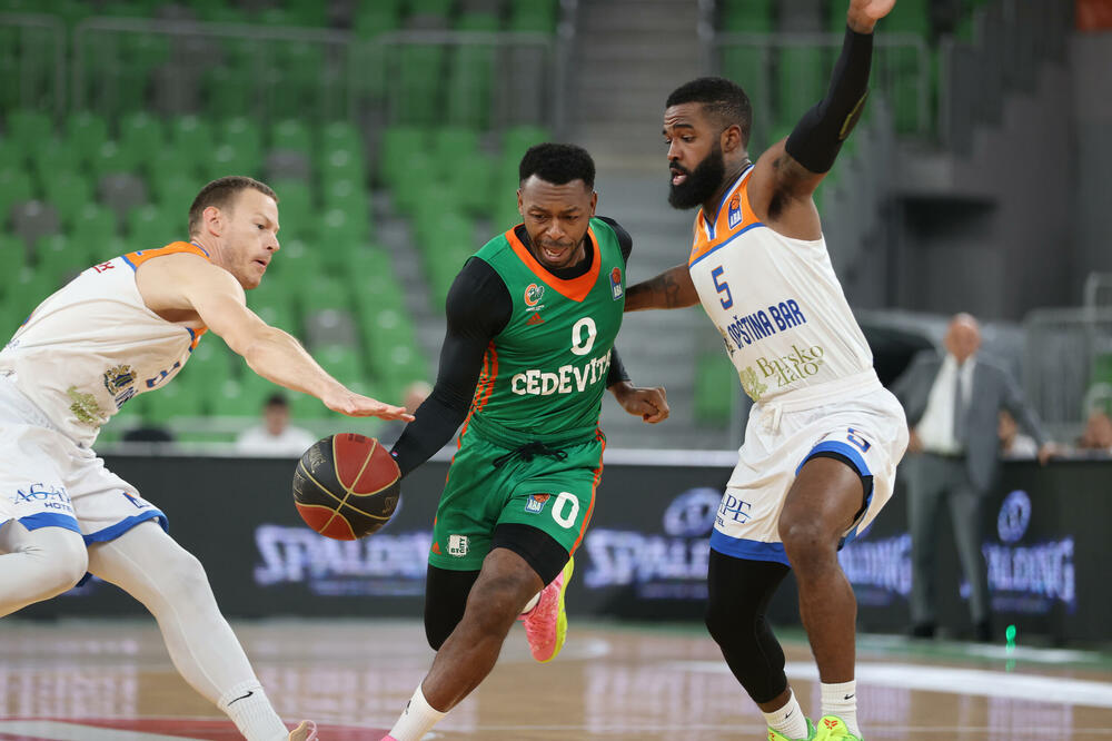 Džejkob Pulen prolazi između Suada Šehovića i Korija Dejvisa, Foto: Aleš Fevžer/KK Cedevita Olimpija
