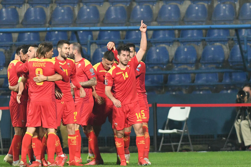 Slavlje fudbalera nakon gola za 2:2, Foto: Savo Prelević