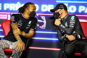 Hamilton novčano kažnjen zbog skidanja bezbjednosnog pojasa