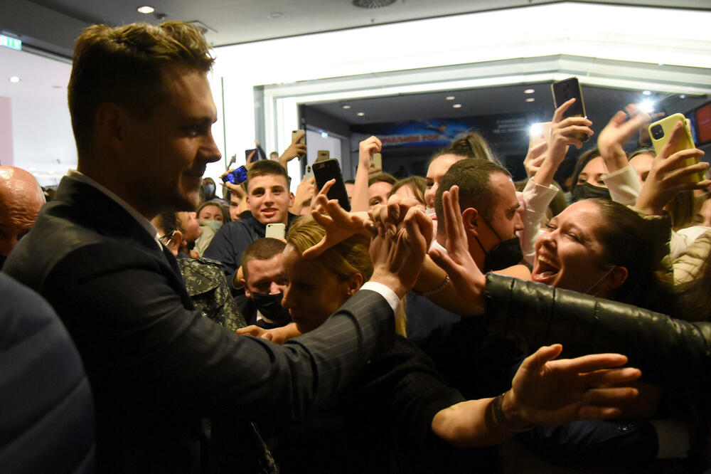 Fanovi ga čekali satima: Miloš Biković, Foto: Luka Zekovic