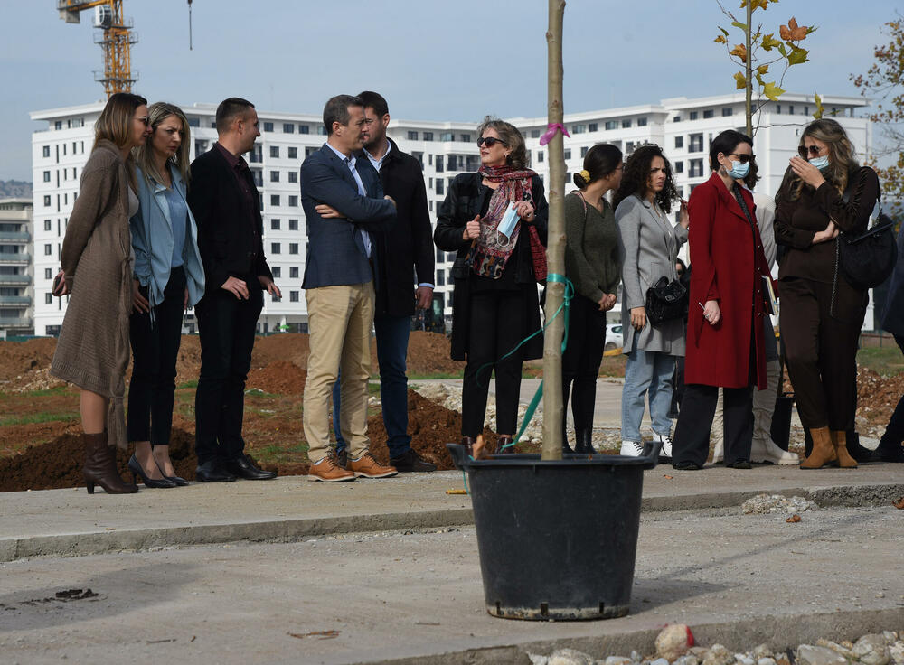 <p>“Ozelenili smo prostor oko KCCG, to je naša zahvalnost zbog njihove borbe protiv kovida. Radili smo uređenje oko bolnice u Pljevljima, škole u Beranama i bolnice, to je jedna akcija koja traje u kontinuitetu. Posadili smo dosta zelenila i u prostoru gdje su šume zapaljene”, kazao je Mitrović</p>