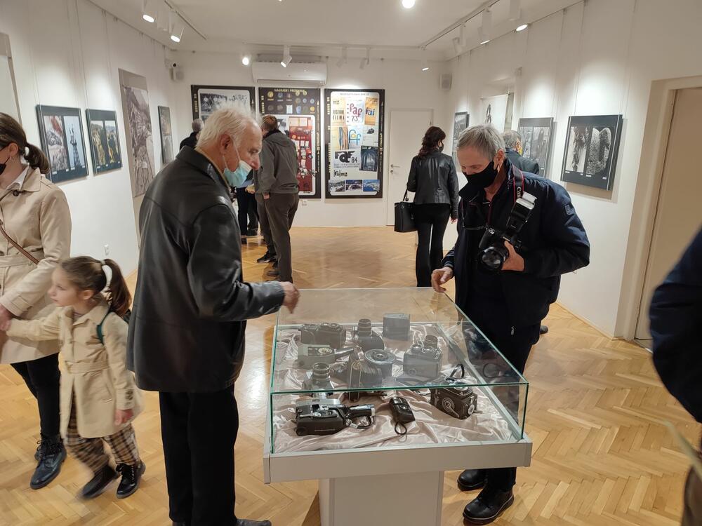 <p>Jubilej je obilježen velikom retrospektivnom izložbom starih, ali i novih umjetničkih i dokumentarnih fotografija, čiji su autori bivši i aktuelni članovi kluba</p>