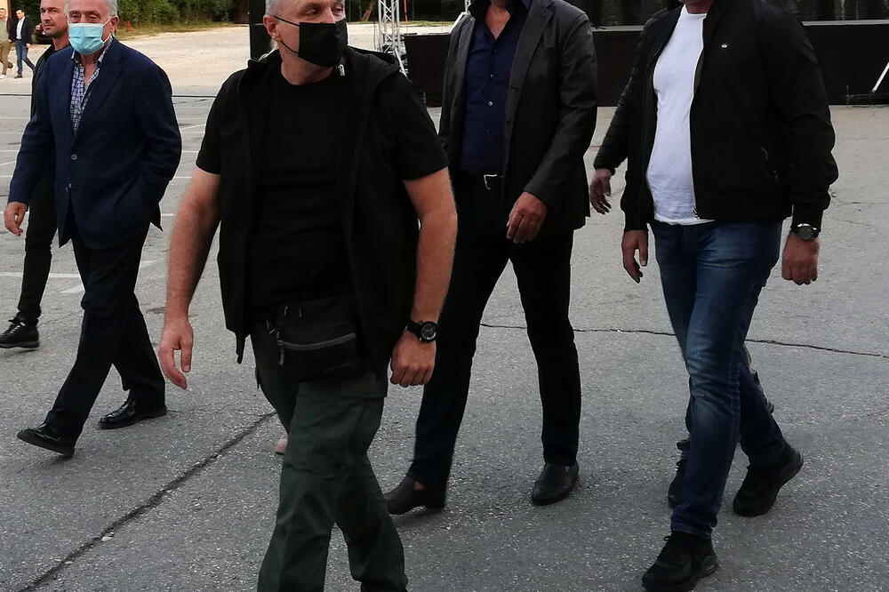 Đukanović sa savjetnikom Milanom Roćenom i obezbjeđenjem na Cetinju 4.septembra, Foto: BORIS PEJOVIC